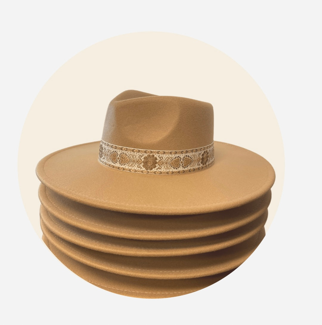 Tan Wide Brim Hat with Gold Band – Cashmere & Champagne